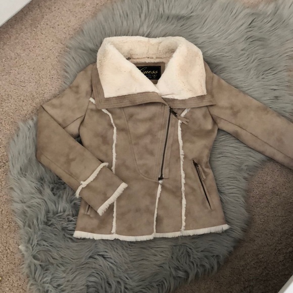 Cozy Guess 🧥 Jacket - Picture 3 of 6